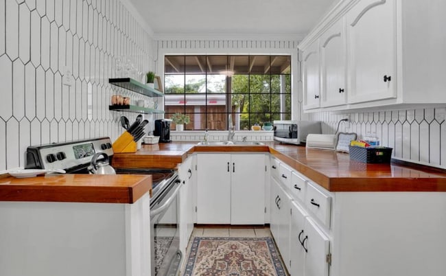Building Photo - UNFURNISHED - 2 Bed 2 Bath + HUGE BONUS in a wooded oasis - NO HOA - off Middle Sound Loop