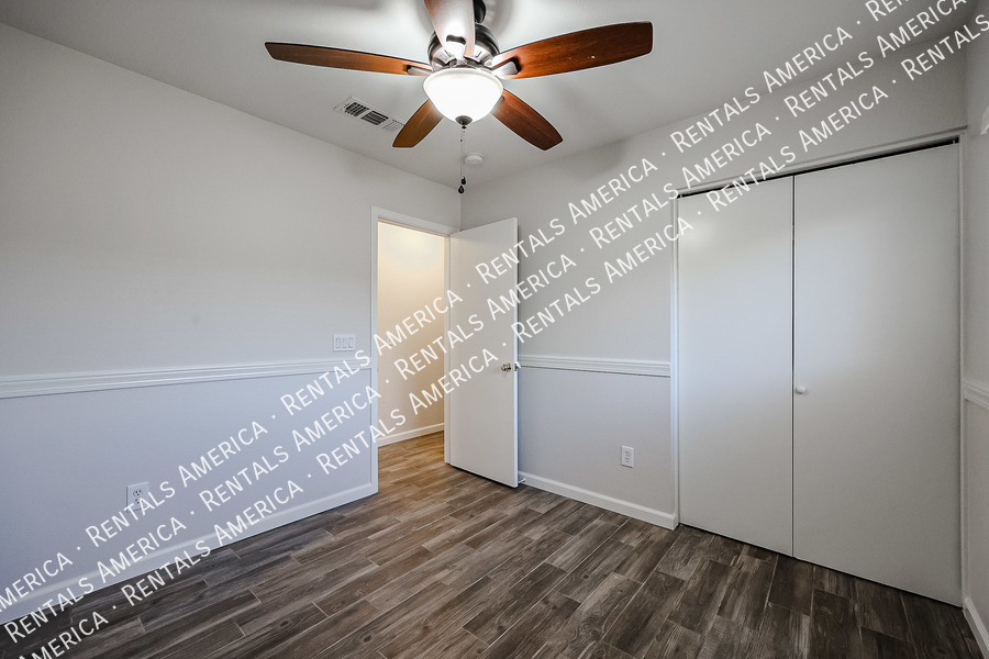 Building Photo - 2305 E Spruce Dr