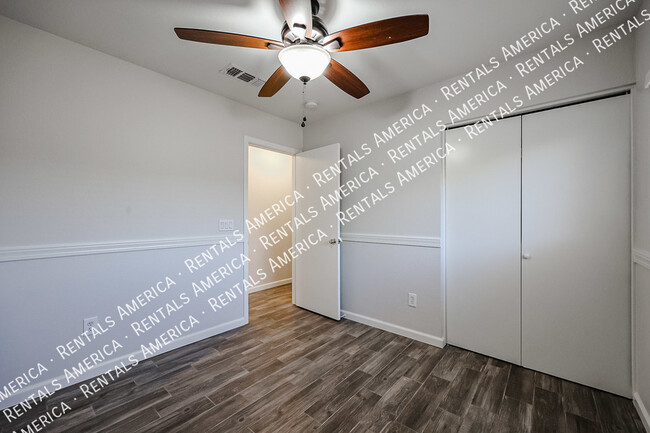 Building Photo - 2305 E Spruce Dr