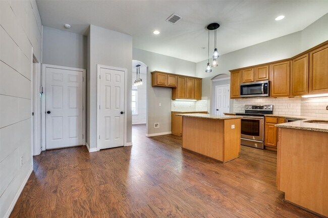 Building Photo - Amazing 3 Bed, 2 Bath Rental Available in ...