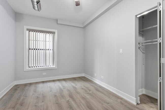 Building Photo - 7644 N Eastlake Terrace
