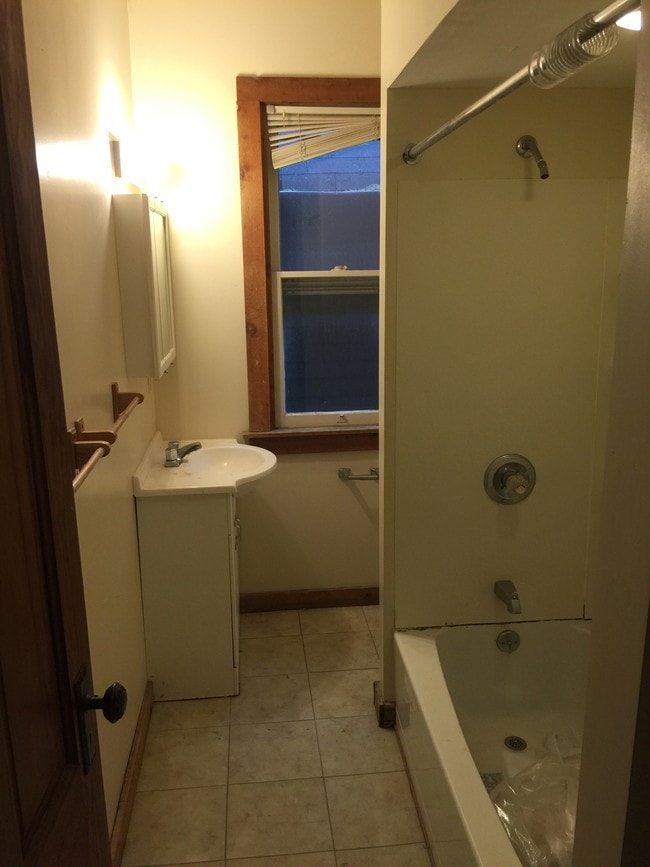 2 nd fl bath - 650 S 9th St