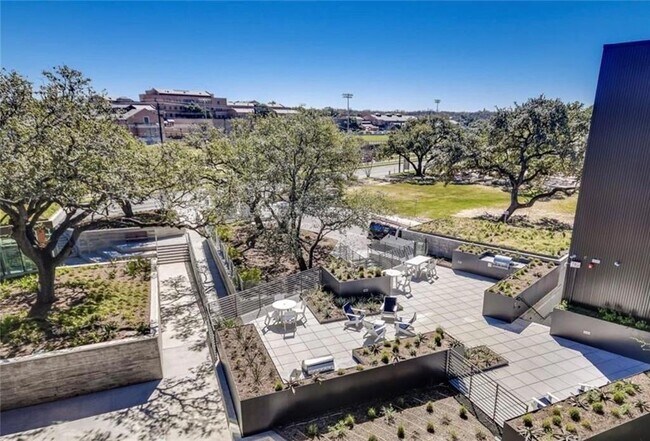 Building Photo - 900 S 1st St