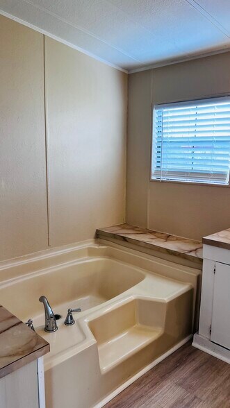 Building Photo - 1982 US-441