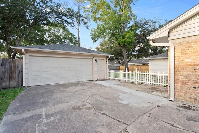 Building Photo - 12434 Briar Forest Dr