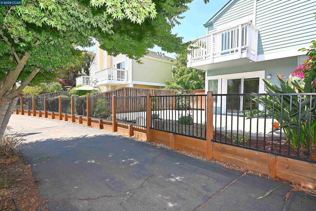 Building Photo - 27 Shepardson Ln
