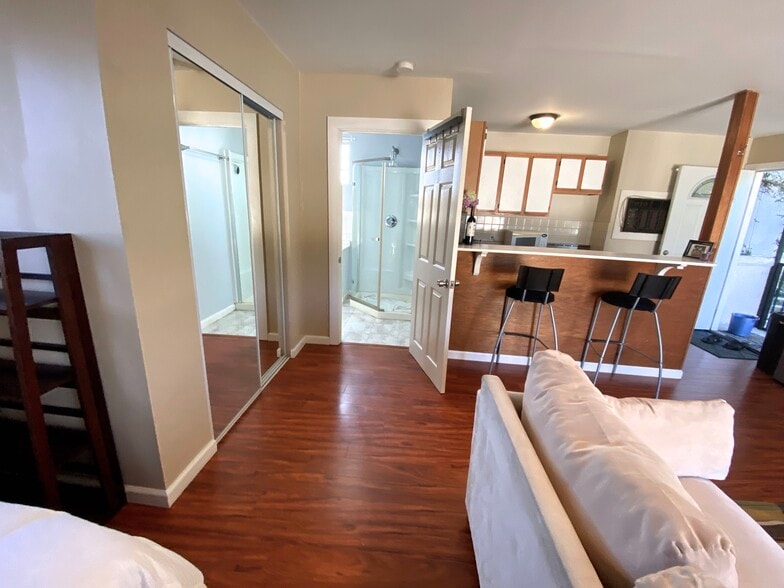 Building Photo - 713 N Mansfield Ave