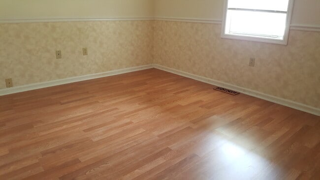 Building Photo - 611 Windcrest Dr