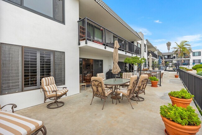 Building Photo - Luxurious 2 Bedroom, 2 Bathroom Condo for Rent