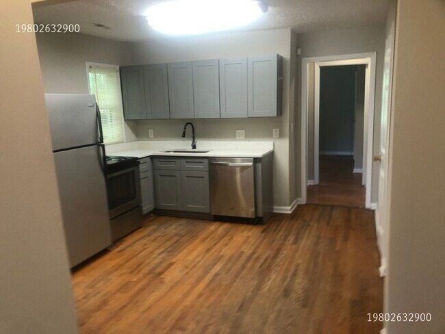 Building Photo - 924 Holland Ave