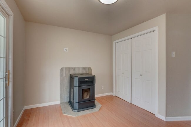Building Photo - 3 Bed 2 Bath Country living (Landscaping I...