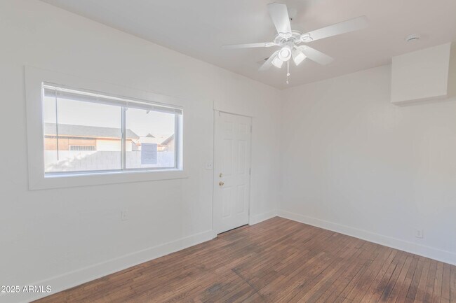 Building Photo - 2032 W Adams St