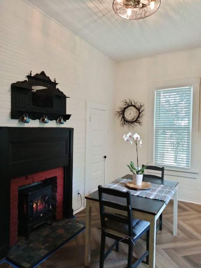 Building Photo - Totally Remodeled 2 Bedroom 1 Bath House-F...