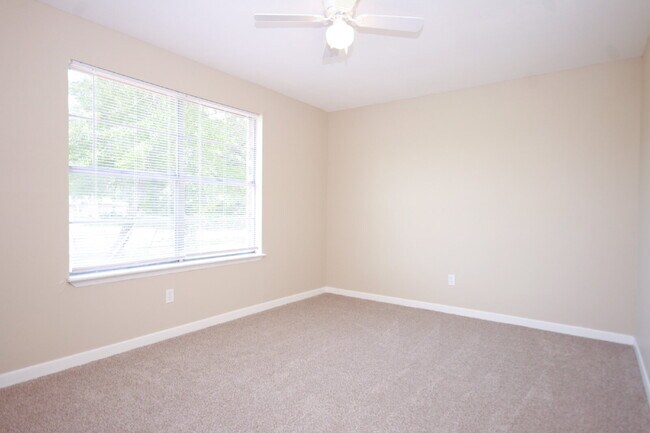 Building Photo - Updated 3BR/2BA Home with New Flooring & F...