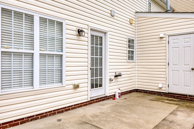 Building Photo - Beautiful 2-Story 3 bedroom and 2.5 townhouse in High Point, off Skeet Club Rd and Eastchester