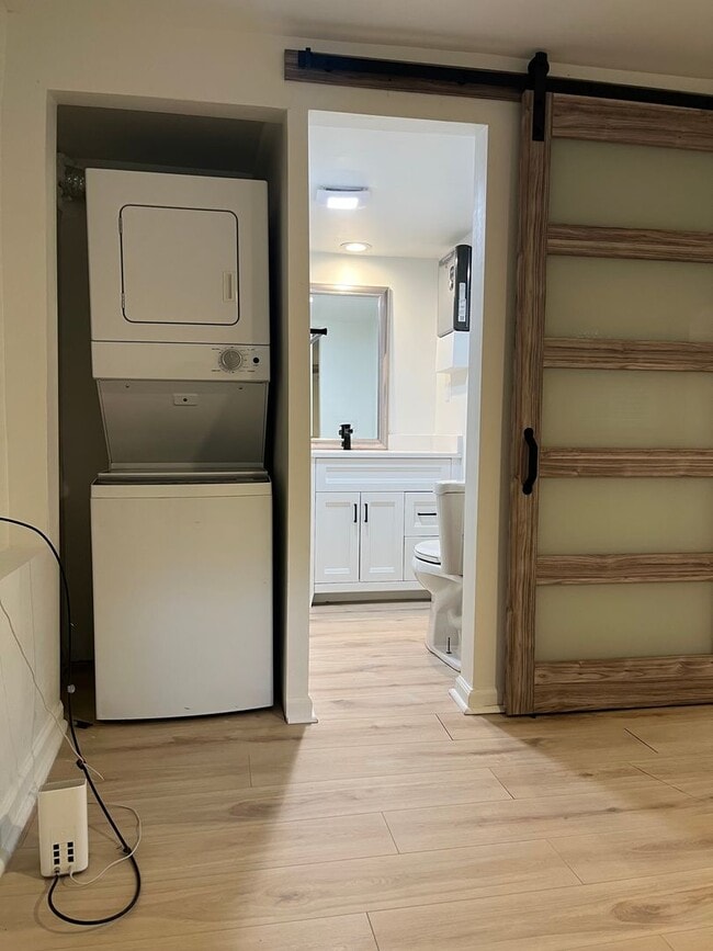 Building Photo - Renovated 1 Bd/ 1 Ba Cottage w/ Loft Walki...