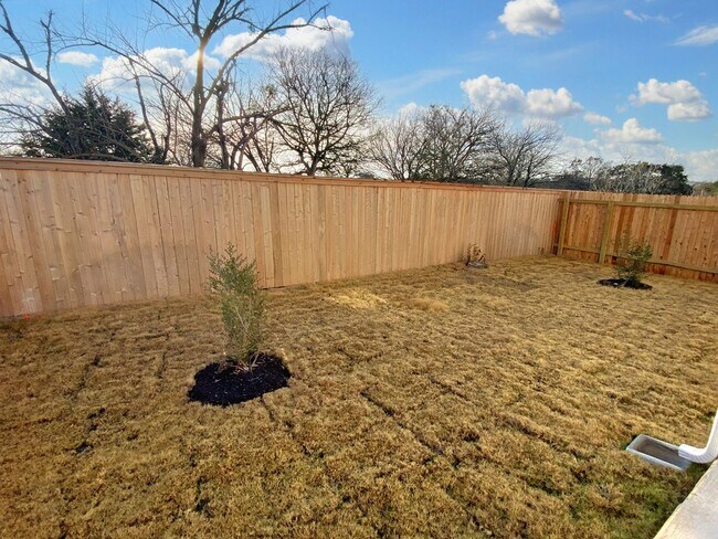 Building Photo - Beautiful and Spacious 4/BR 3.5/BA Modern ...