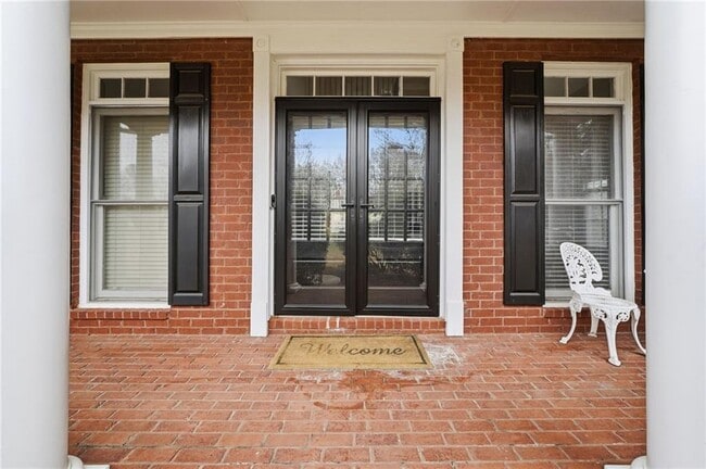 Building Photo - 310 Stoneleigh Dr SW