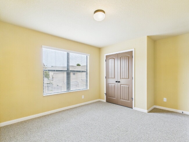 Building Photo - 3-Bedroom Retreat with 2.5 Baths in Freder...