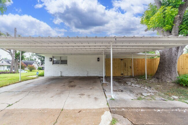 Building Photo - 5429 De Lange Ln
