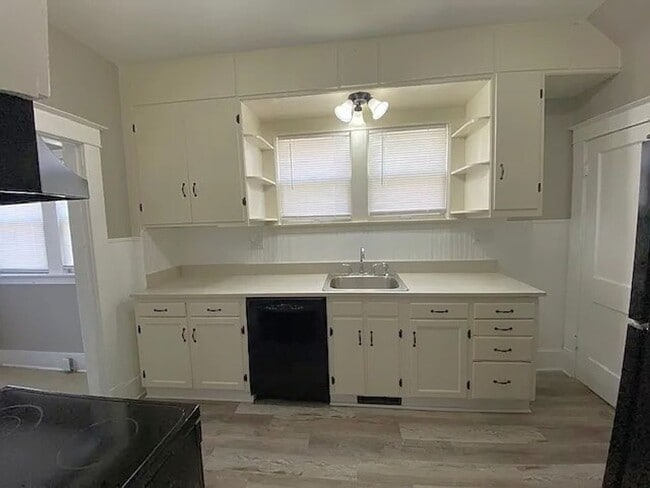 Building Photo - Big 2BR with appliances, nicely updated! Great for students or professor.