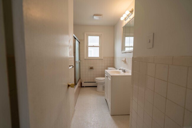 Building Photo - 326 Grovers Ave