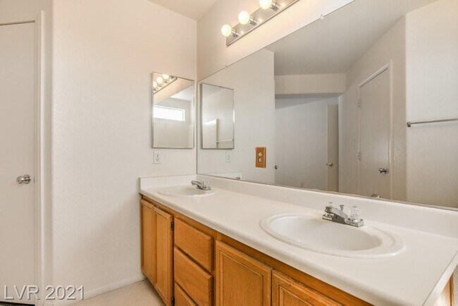 Bath - 4330 Spruce Grove St