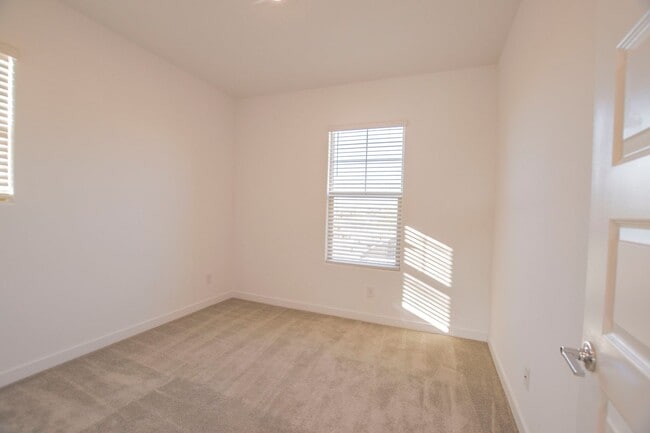 Building Photo - Brand New luxurious Model Home in Warner Meadows!