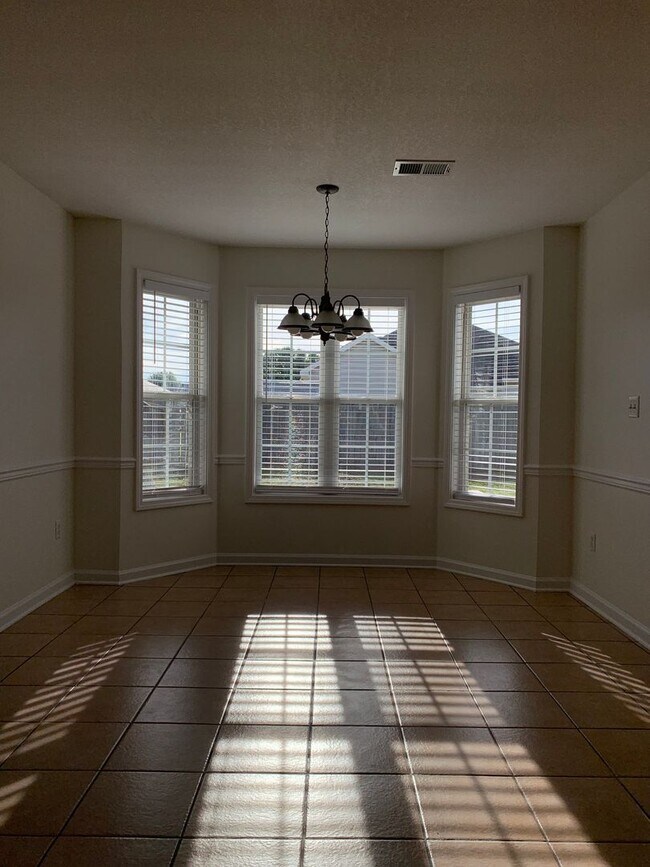 Building Photo - 3 Bed 2 Bath/2 Car Garage and Fenced in Yard!