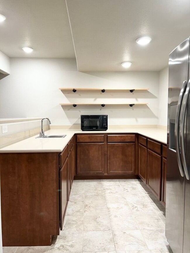 Building Photo - 5 Bedroom/4 Bathroom Ranch Style Home Loca...