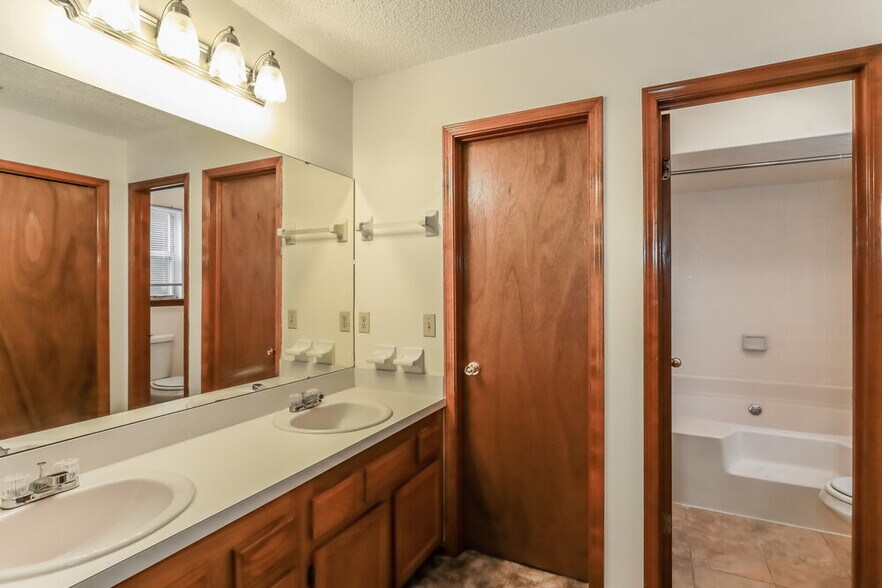 Building Photo - 2115 Center Way