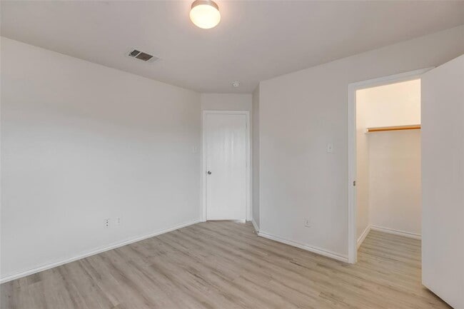 Building Photo - 3207 Barksdale Dr
