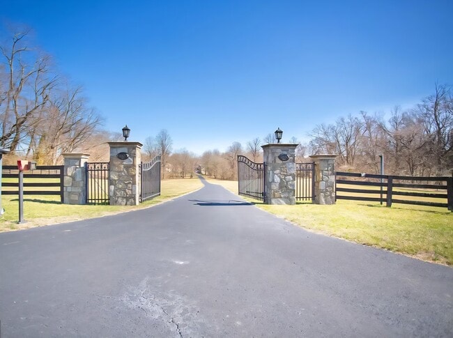 Building Photo - 41539 Southpaw Pl