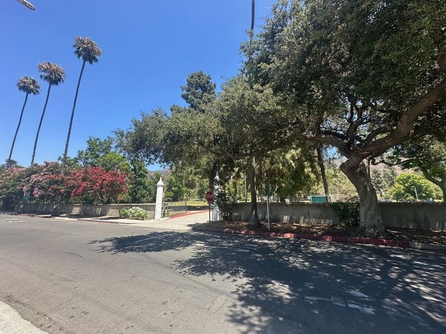 Building Photo - "Cozy & Modern 1BR in Glendale’s Most Char...