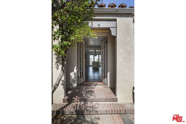 Building Photo - 931 Micheltorena St