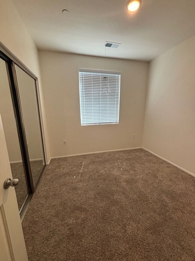 Building Photo - Upscale Living: Stunning 5-Bedroom, 3-Bath...