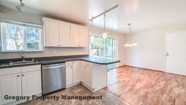 Building Photo - Edmonds Rambler – Prime Location & large back yard!