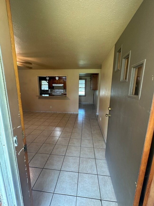 Building Photo - 16881 Beau-Kay Dr