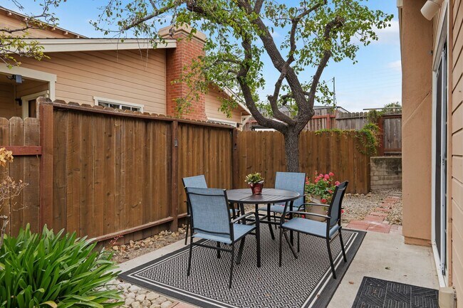 Building Photo - Fully Remodeled East Side Townhome – Furnished & Move-In Ready!