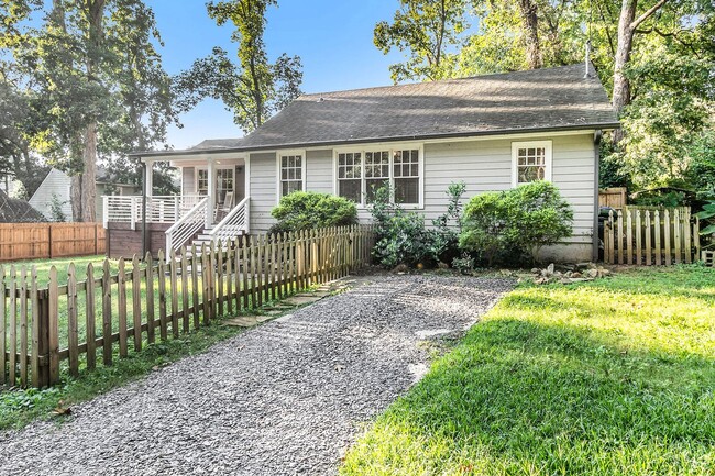 Primary Photo - Adorable East Lake Cottage