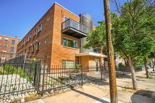 Building Photo - 3 Bed / 2 Bath Capitol Hill Condo | 2 Parking Spaces | Balcony | Walk Score 95 "Free April Rent"