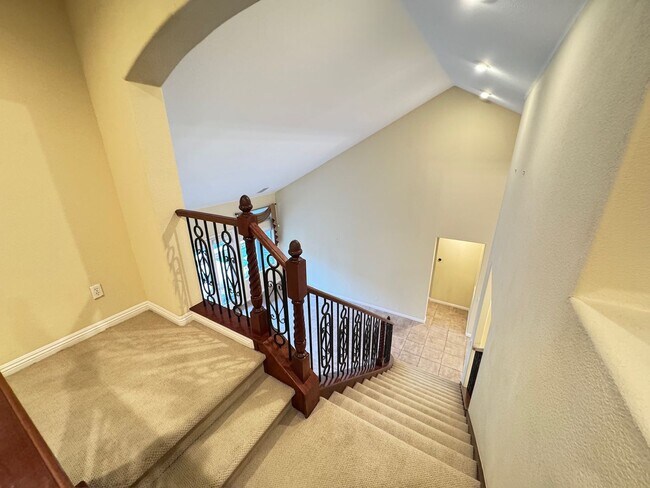 Building Photo - Spacious 4 Bedroom Home with Private Pool!