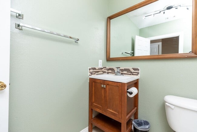 Building Photo - Short Term Furnished Rental!