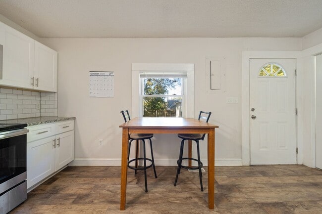 Building Photo - Lovely 3 bedroom bungalow close to downtown Durham!
