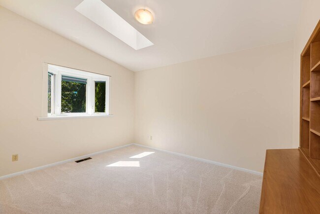 Building Photo - 11237 110th Ave NE