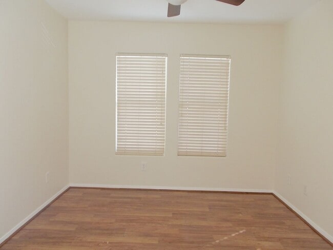 Building Photo - Come live the Las Vegas dream!