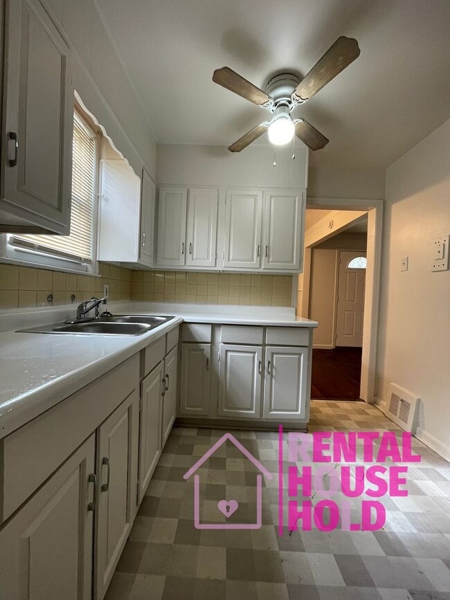 Primary Photo - 3-Bedroom 1-Bath Single Family Home Locate...