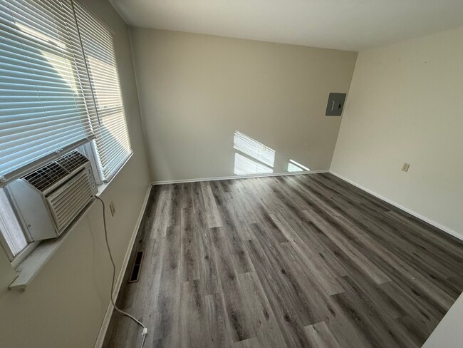 Building Photo - 1060 W Hickory St