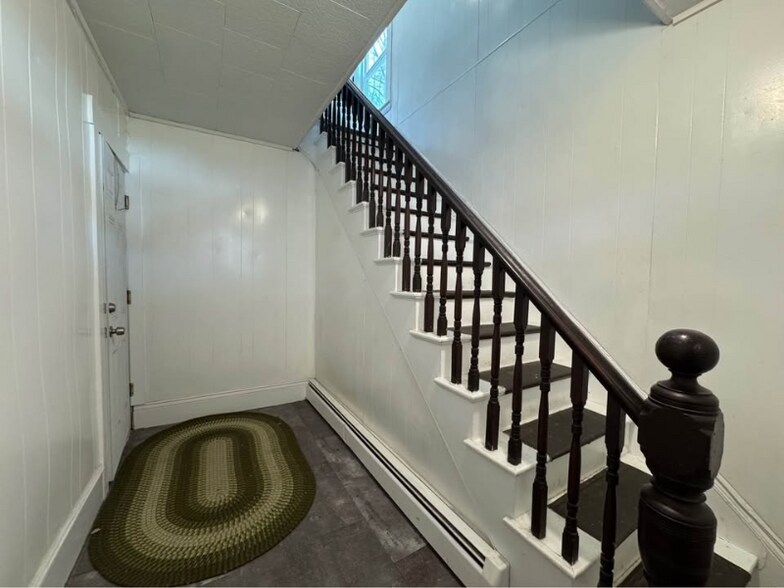 Building Photo - 16 Mentor St