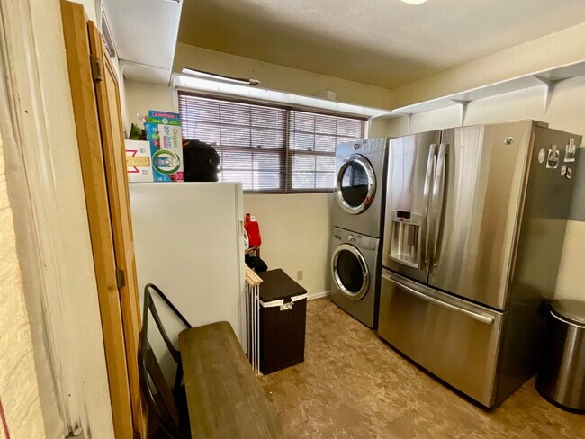 Building Photo - Charming 2-Bedroom Corner Lot Home with Be...